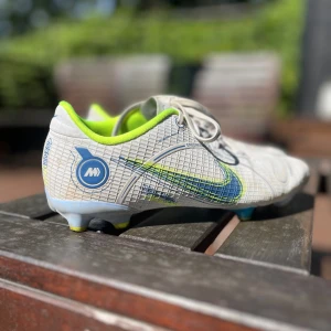 Nike Mercuriol fotbollsskor strlk 37,5 - Använda skor men i fint skick, har märken men inget direkt slitage.  Har flera annonser på fotbollsskor i andra storlekar också.  Pris kan diskuteras, hör av dig isf!