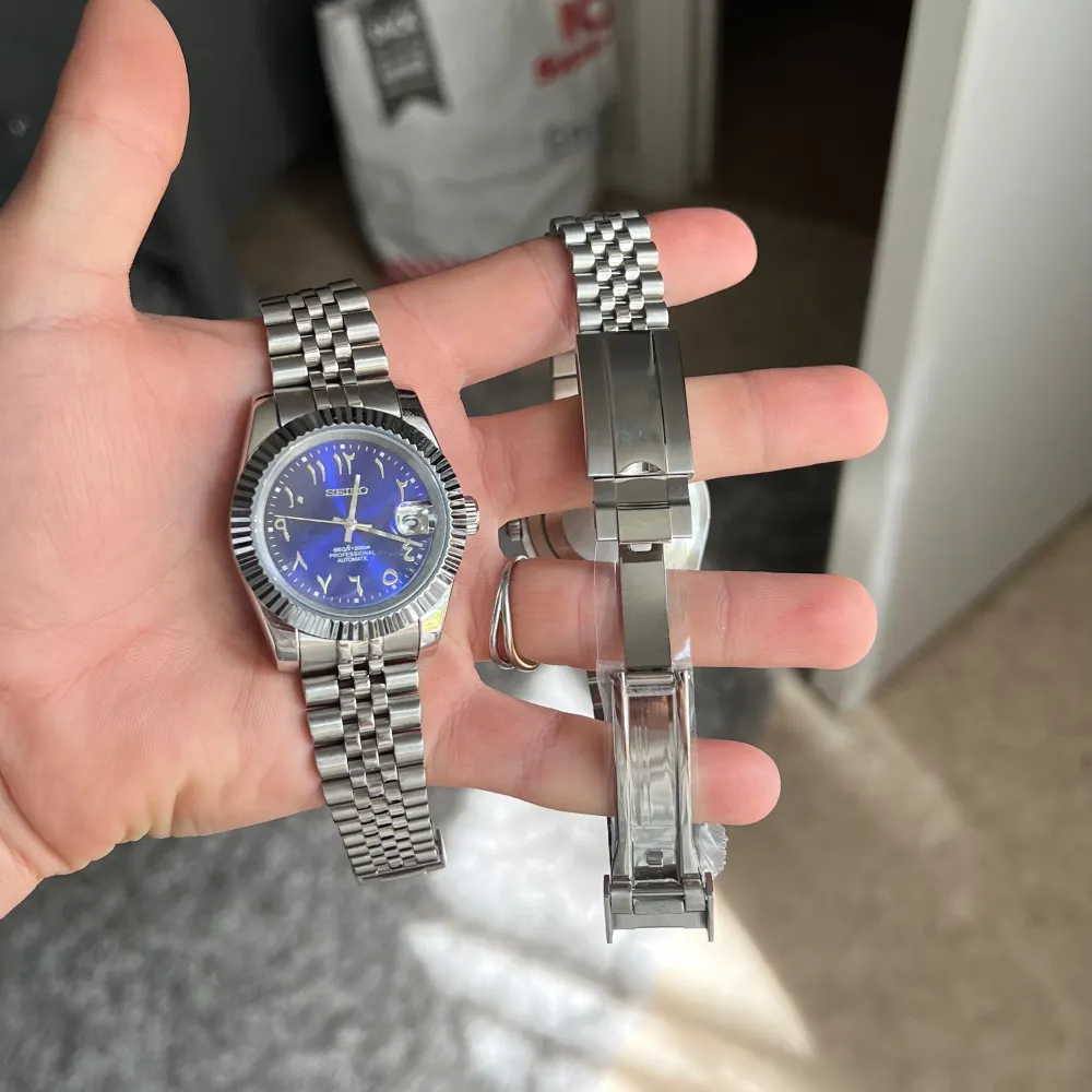 En arabisk datejust 39mm i en mörkblå färg som även shimrar lila i vissa mörkare ljus!   Alla länkar ingår! PM för bilder / videos. Accessoarer.