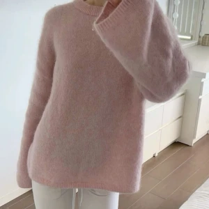 Mohair tröja  - Säljer denna slutsålda, snygga mohair tröja från Hm. I en jättefin rosa färg som passar till allt. Aldrig använd då jag inte hittat något tillfälle! (Köpt för 800 kr)