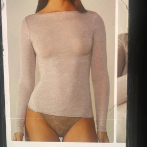 Intimissimi  - Skulle vilja byta min ”original” Intimissimi tröja mot en spets Intimissimi tröja💗 de flesta färger funkar💗hör av er vid frågor💗förlåt för dålig bild men gick inte att ladda upp nån annan💗