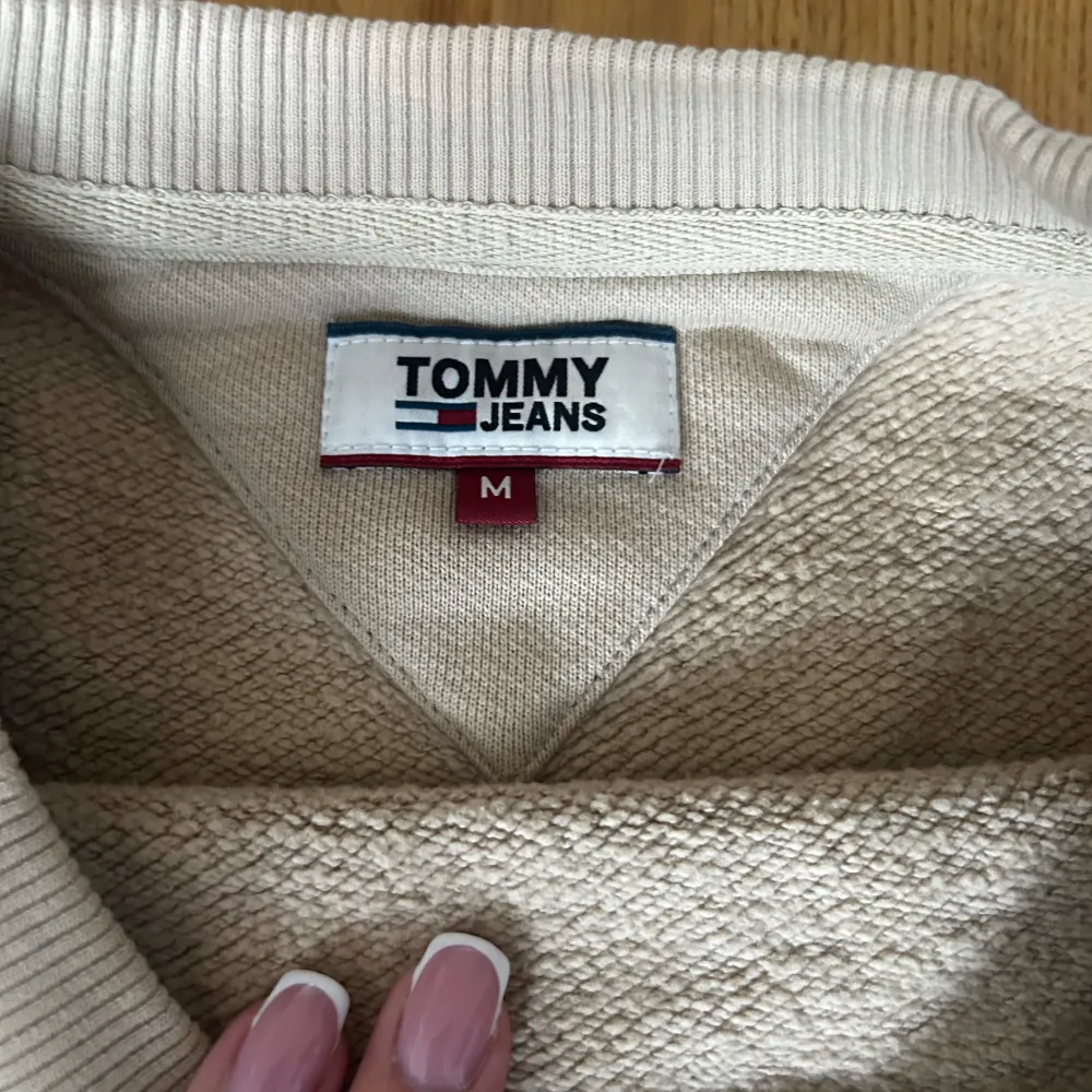 Enkel beige sweater från tommy hilfiger. Skön och håller en varm. Beroende på hur man vill att den sitter så passar den xs-m. Tröjor & Koftor.