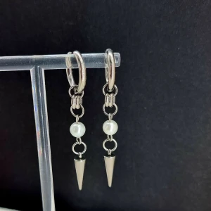 Handgjorda örhängen  - Handgjorda örhängen●Följ :@ekjewelryofficial🤲 ● 💎Material- 100% rostfritt stål  och pärlor ●Örhängeskrokar -rostfritt stål. Nickel fri. Längd -6cm. Vattentåliga, ändrar inte färgen! 