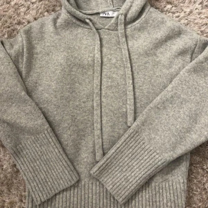 Stickad hoodie zara - Jättefin stickad hoodie från zara,jätte bra skick. Storlek m men sitter som s