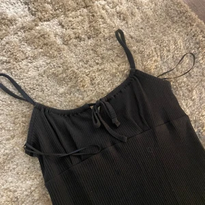 Svart klänning  - En svart ribbad klänning endast använd fåtal gånger 