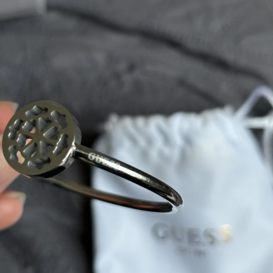 Silverfärgat armband från Guess - 90