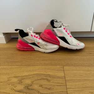 Nike air 270  - Använda men fint skick. Rosa,vita och svarta. Strl. 38💝 Prutbara då jag behöver bli av med dom🎀 Köparen står för frakt.📍 Jag kan inte ta ansvar för postens slarv. Men jag paketerar dom väl.❣️ 