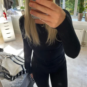 Intimissimi tröja  - Super fin svart intimissimi tröja, har endast andvänt den en gång då den är lite för stor för mig o ja gillar inte hur den sitter 
