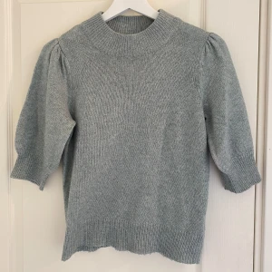 Stickad tröja  - Säljer för att jag inte använder den längre. Inte sönder nånstans