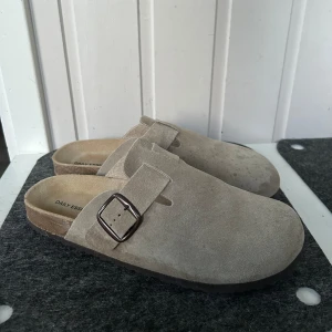 Tofflor - Ett par sköna tofflor som är använda en gång. Bilden är tagen när dessa var använde därför fläckarna! Men dessa tvättas såklart innan de skickas