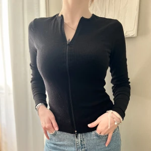 NELLY Tajt långärmad med dragkedja svart - Mycket tajt snygg långärmad tröja. Lite egensydd längst ut på ärmarna, ville ändra passformen. Den var ej trasig!😊💗🌸