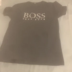  boss tröja  - Är ny  Har inte använt den  Är i XL Mörk blå 