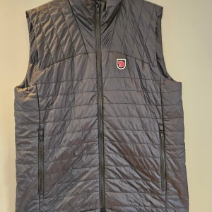 Fjällräven Väst - Superfin väst i nyskick! Nypris 1900kr säljes nu för 1000kr