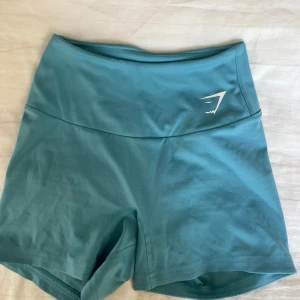 Gymshark shorts ljusblå  - Änvända ett fåtal gånger, mycket bra skick. De är mjuka och lite glansiga i materialet💙