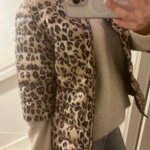 Jacka - Trekvartsärmad jacka i fint skick!💕💕