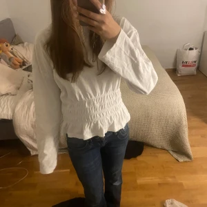 Smockad topp! - Jätte fin smockad topp från H&M! Säljer då den inte kommer till användning 🥰 Passar Xs-M då den är stretchig