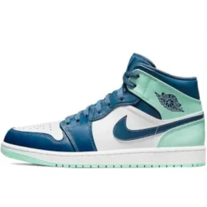 Air Jordan 1 mid blue mint - säljer mina jordans som jag köpte i usa .  Kom privat för egna bilder. De är i jättebra skick.  kom också gärna med förslag på priser 💕🙂