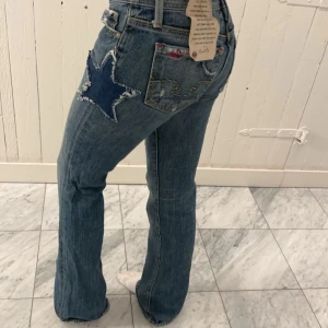 Coola jeans  - Köpt secondhand för längesen med kom ej till användning då dom var lit dators förut men nu lite små för mig. De står att dom är i storlek 27 men skulle säga att de mer är som en 24. 