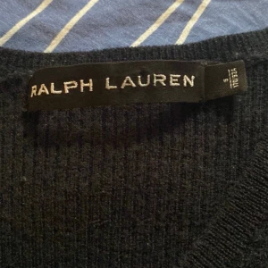 Ralph Lauren Dam Tröja S - I bra skick, har aldrig använts men den sitter bara i garderoben. Passar bra om man har stockholm stil eller något liknande.