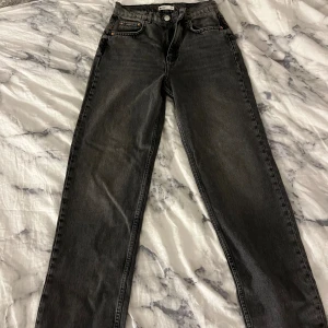 Jeans från Gina tricot  - Säljer mina mörkgråa jeans från Gina tricot då jag aldrig tyckt att dom passat mig. Det är High waist och storlek 34.