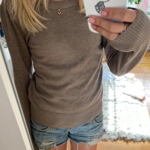 Stickad tröja - Jättefin ganska tunn stickad tröja från saint tropez. Säljer pga inte min stil längre🤗 Säljer även i grå och blå🤗