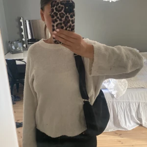 väska - Supersöt väska från weekday!! Använd fåtal ggr, finns ett innefack. Ny pris 300kr