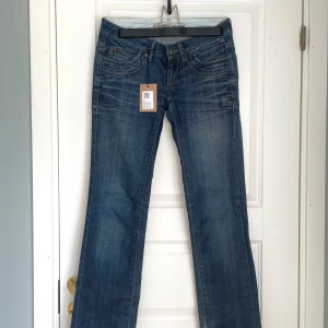 Lågmidjade bootcut jeans - Snygga lågmidjade jeans i väldigt bra skick som nästan går ner till marken på mig som är 170cm. Storlek w25 men skulle säga att de passar som 32. Säljer pga för små.