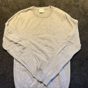John Henric Kashmir tröja  - Säljer av denna feta sweatshirt i 100% kashmir, använd högst 5 gånger och är i nyskick. Ny pris ligger på 2,000:-  Några funderingar? tveka inte på att höra av dig, allt gott Hannes 🙌🏼