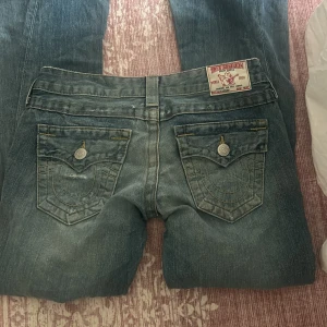 True religion jeans  - Säljer mina true religion som inte passar mig tyvärr💕midjemåttet är 41 cm och innerbenslängden är 86 cm. Pris kan diskuteras!