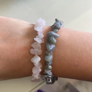 Kristallarmband  - Säljer två stycken kristallarmband som är i äkta kristall och säljs styckvis och tillsammans💗 Båda två kostade 100kr styck i nypris och säljes för 60kr styck eller 120kr tillsammans. Priset går att diskutera, kontakta mig vid intresse ❤️