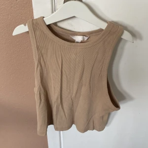 Crop top  - Jag säljer ett linne i typ nyskick! Burit 3-5 ggr. Orig. Pris 99kr köparen betalar för frakten!! 