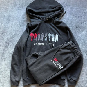 Trapstar sett - Nya versionen av trapstar settet, inga skador, skönt sett inför hösten och vintern. Priset kan diskuteras