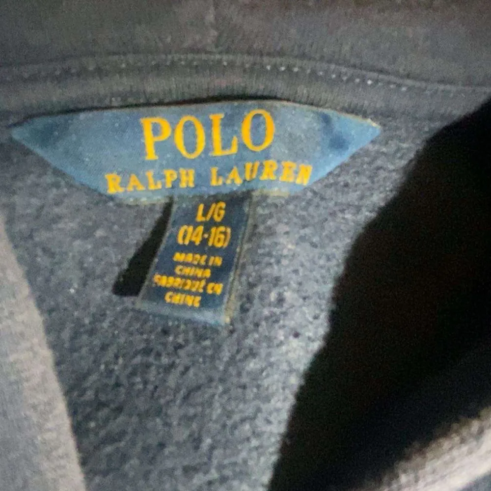 Säljer min polo raulph lauren zip hoodie storlek 14-16 år/ L i barn. Skicka vid intresse.. Tröjor & Koftor.