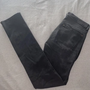 Acne Studios Jeans | svart - Tja! Säljer dessa feta jeans från Märket Acne Studios, storleken är 30/34 men skulle säga att dem passar mer som 29-30/32. Tveka ej kontakta oss vid frågor eller funderingar🤩 nypris - 3000kr