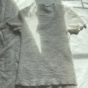 Vit topp - Jätte fin topp från Zara i storlek S💘använd 3-4 gånger, inga defekter!