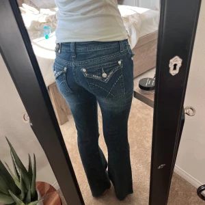 miss me jeans - RESERVERAD KÖP EJ sjukt snygga lowwaist flare jeans 🩷🩷 säljer då dom är aningen korta för mig som är 174! kom privat med frågor 🥰🥰