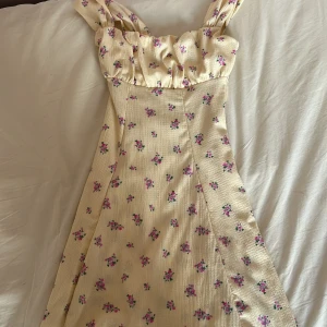 Blommig klänning - Säljer en jättegullig blommig klänning från Gina Tricot i storlek XS. Aldrig använd och säljer pga att den tar upp plats som kan användas till saker jag använder. 