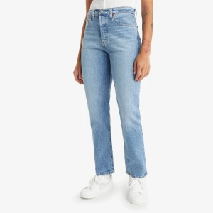 Levi’s 501 - Superfina jeans från Levi’s i deras modell ”501”. Endast använda en gång då de tyvärr är för små, därför har jag inga bilder med jeansen på. Perfekt ljusblå färg😍