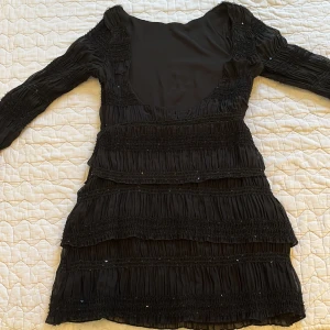 Fin klänning  -  Svart fin klänning med en bar rygg 