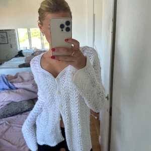 Vit stickad kofta - Säljer en superfin vit stickad kofta i storlek M. Den är riktigt mysig och perfekt för höst och vinter. Koftan har långa ärmar och knappar framtill. Den är i nyskick och passar perfekt till både vardag och fest💗