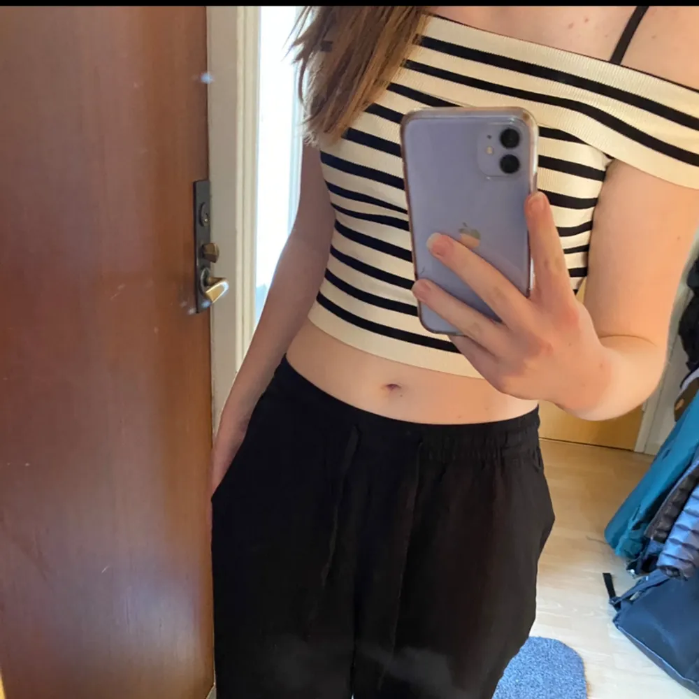 Jätte vacker off the shoulder topp från H&M. Inga defekter och använd cirka 3 gånger. Yläosat.