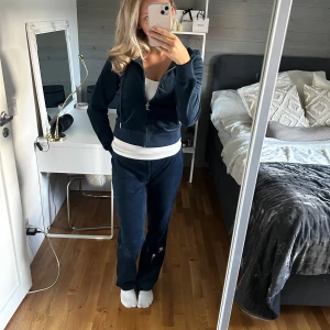 Juicy Couture Set - Skitsnyggt o skönt marinblått set från Juicy Couture❤️❤️köp hela settet för 900 eller en del för 500💕 nyskick!!