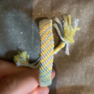  armband - Handgjort armband  Färg:gul,blå  Man kan beställa i  nästan vilken/vilka färger man vill och storlek. ”Alla armband jag har gjort har tagit från en timme till en och en halv timme att göra”