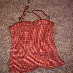 Klädpaket, allt är mellan storlek s-m. - Skicket är helt ok skulle jag vilja säga. Inte helt nytt.