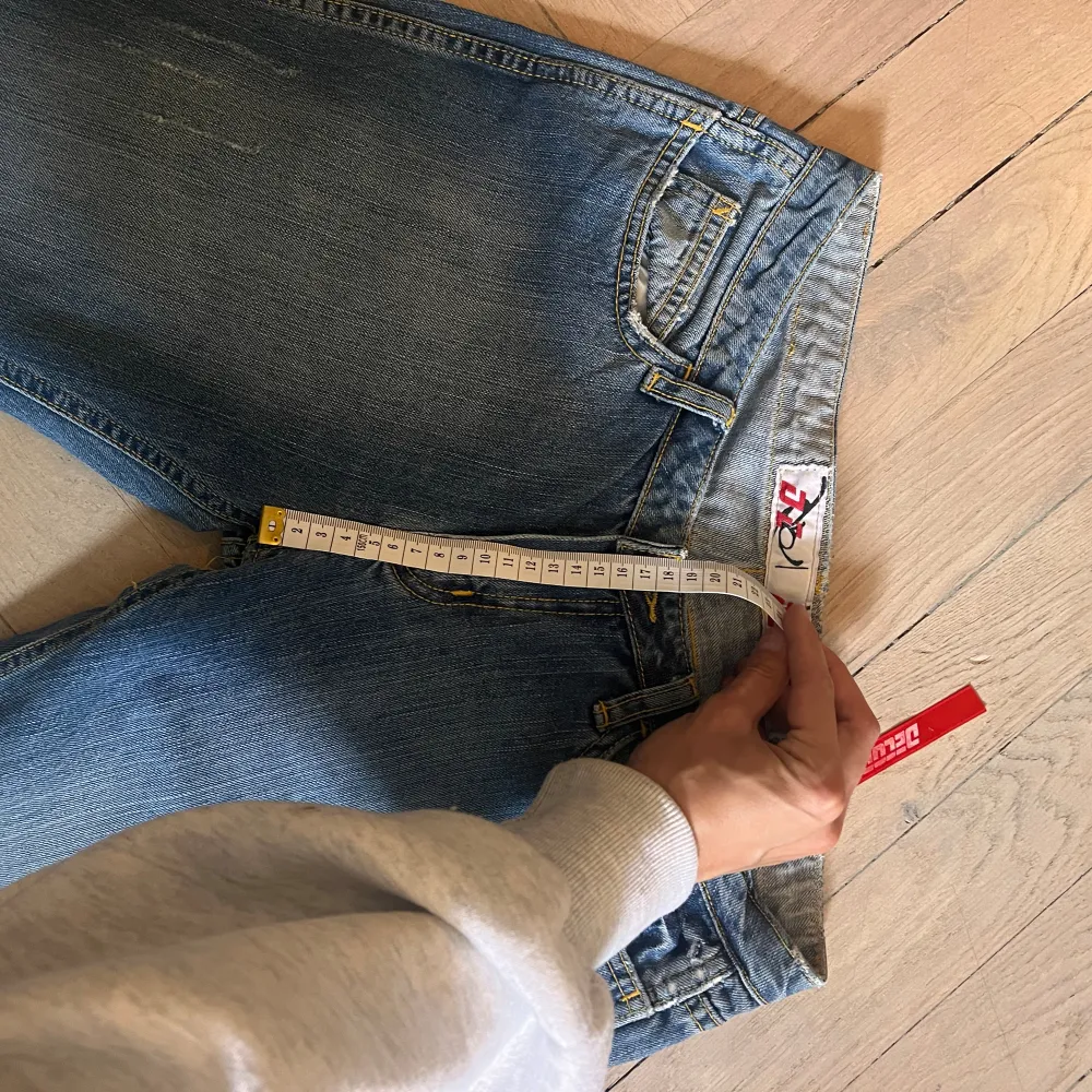 säljer dessa super coola low waist jeansen som tyvärr blivit för små! Jättesnygga flared jeans!!! midjemått: 38 (mäter tvärsöver) insida bed: 79cm . Jeans & Byxor.