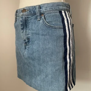 Adidas jeanskjol - Cool customized jeanskjol från Lee, med adidasränser! Köpt på beyond retro 🩶 Storlek S! Helt oanvänd :)