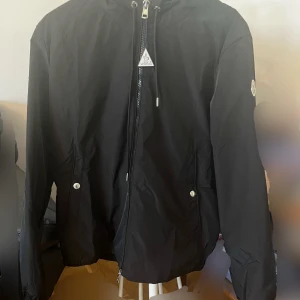 Moncler windbreaker - Oanvänd. Storlek S. Inte använd en endaste gång. Pris är ej hugget i sten! Tveka inte på att skriva till mig vid behov av frågar T R€P