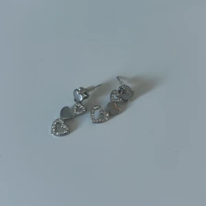 Örhängen  - Säljer dessa fina örhängen då dem aldrig kommer till användning längre. 