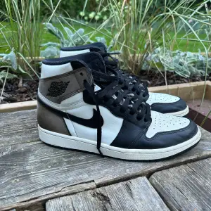 Säljer nu min sko kollektion! Dessa Jordan 1 High Mocha i storlek 43. Köpt nya för 7000kr. Dom är sparsamt använda men har mycket kvar att ge! Hör av er vid frågor! 