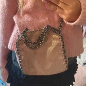 Intressekoll  - Intressekoll på min fina Stella McCartney väska!!💗💗 självklart äkta, nypris 9000kr 💓💓💓💓