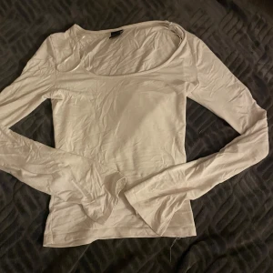Gina tricot tröja - En populär teöja från Gina tricot som är urringad runt halsen och ärmarna har slits💕